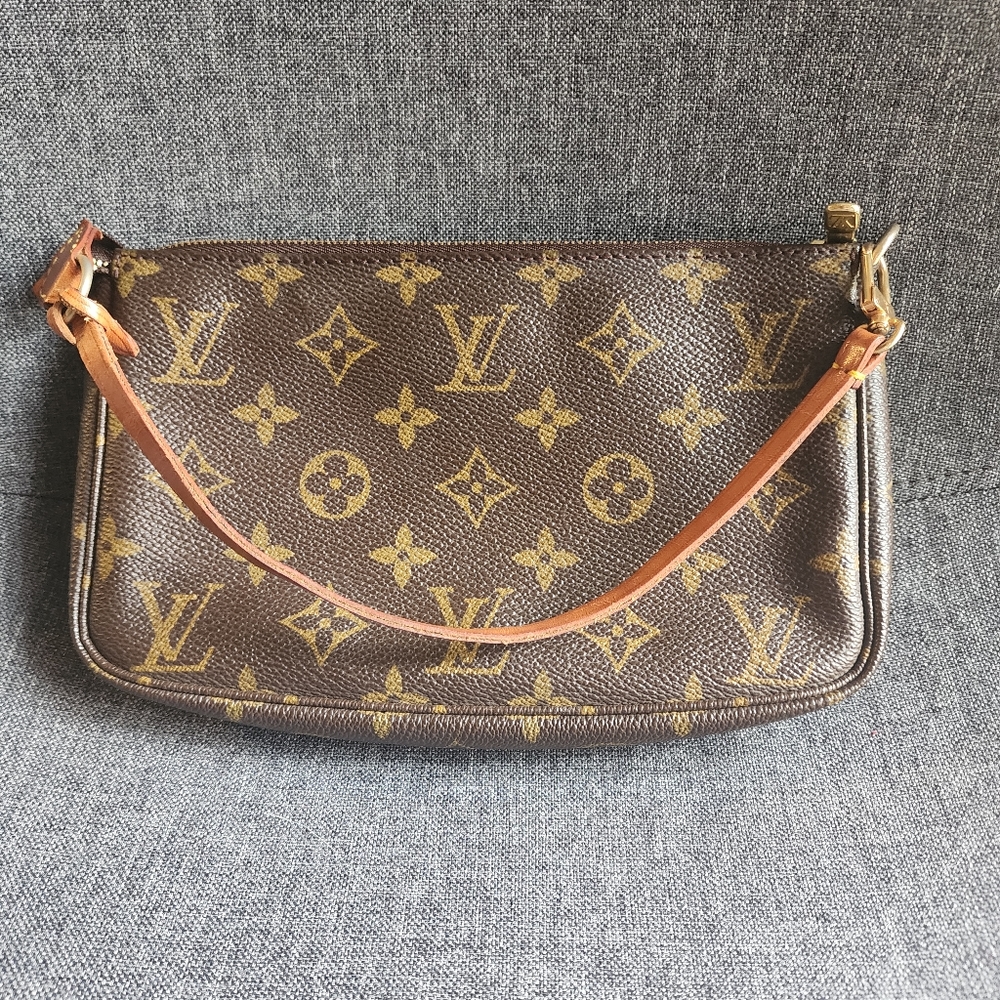 Louis Vuitton Authentic Pochette Accessoires in Monogram